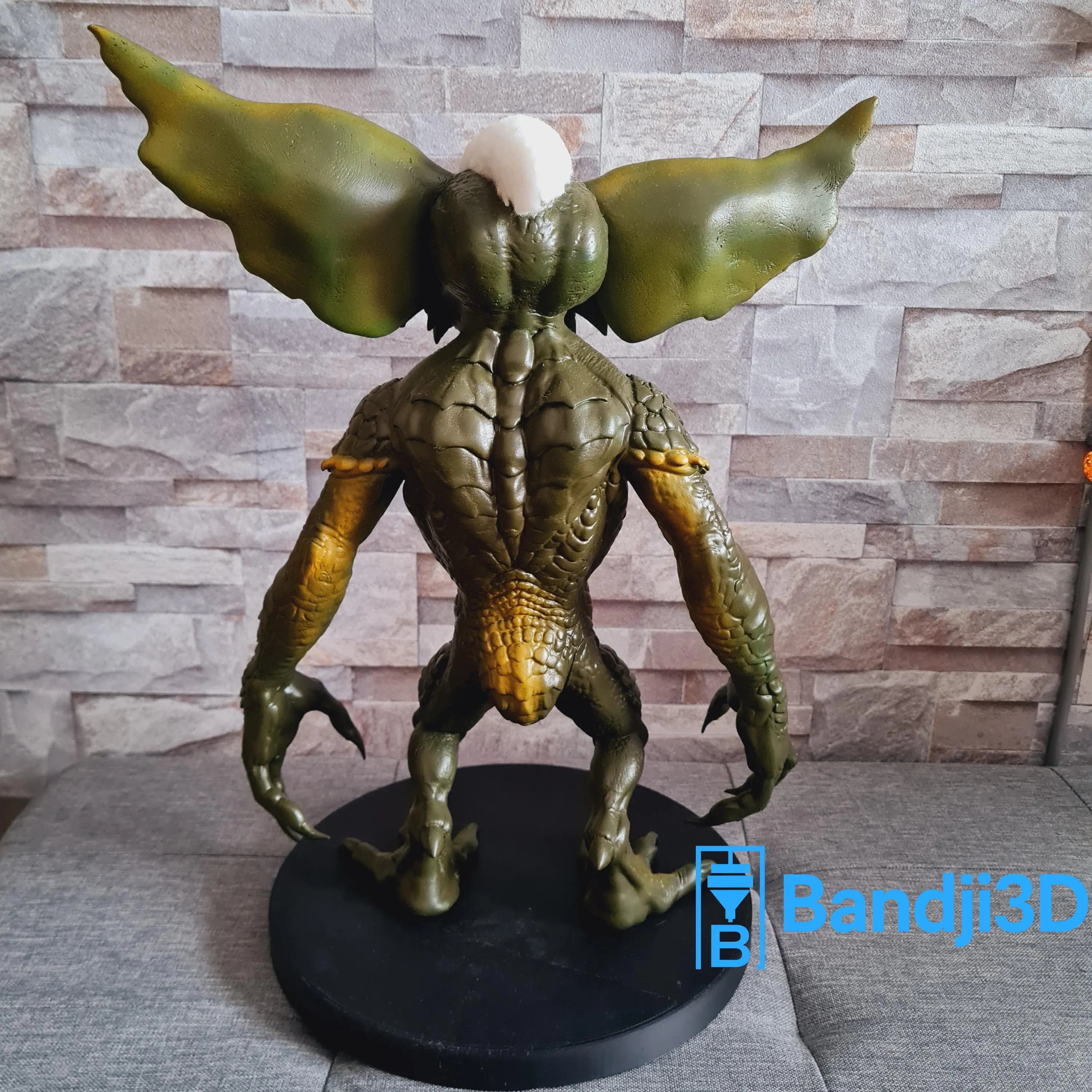 Figurine inspirée de l’univers Gremlins 44 cm – Sculpture cinéma en impression 3D peinte à la main – Déco artisanale unique