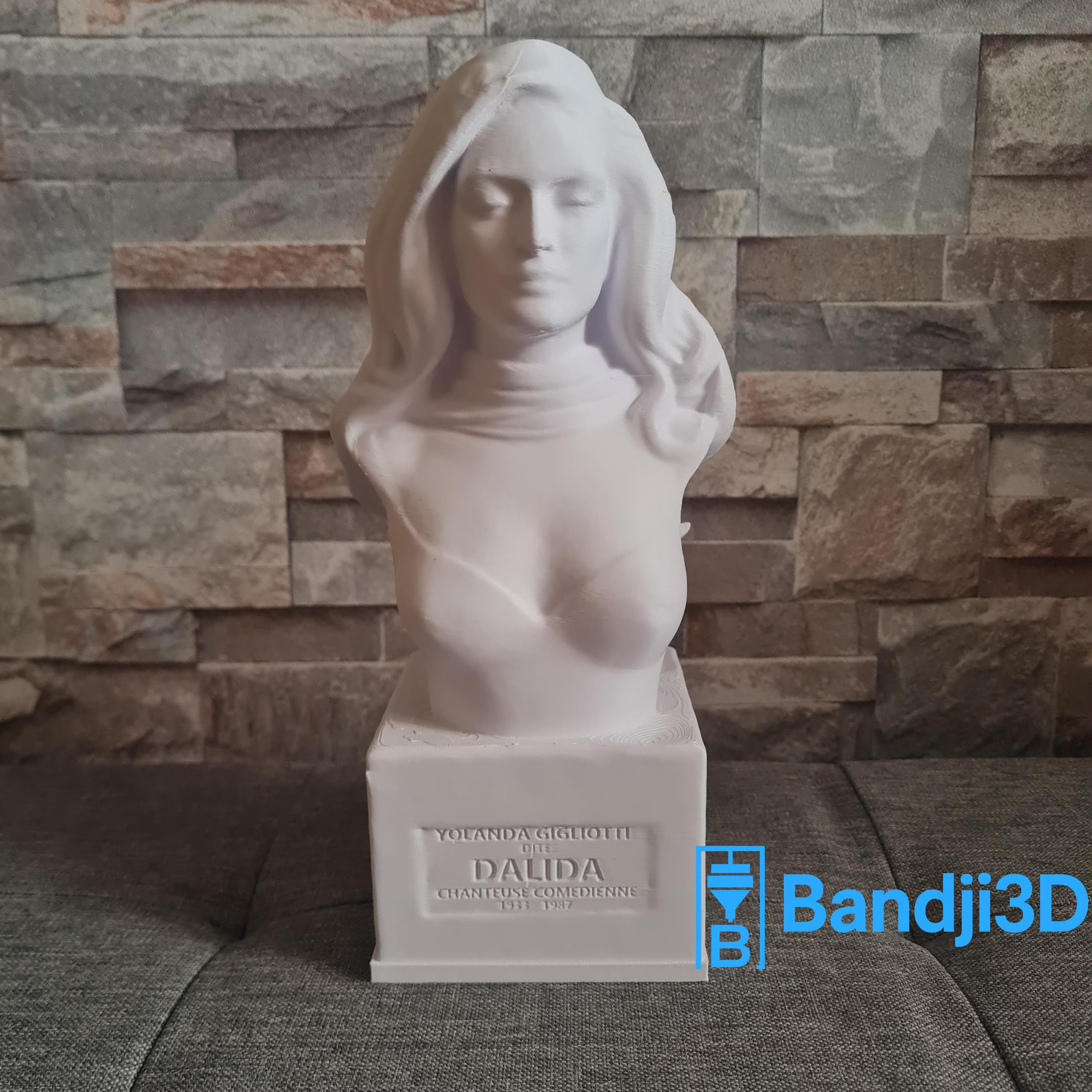 Buste Dalida en impression 3D personnalisable – Statue décorative unique – Sculpture cadeau fan de musique (25 cm / 37 cm)