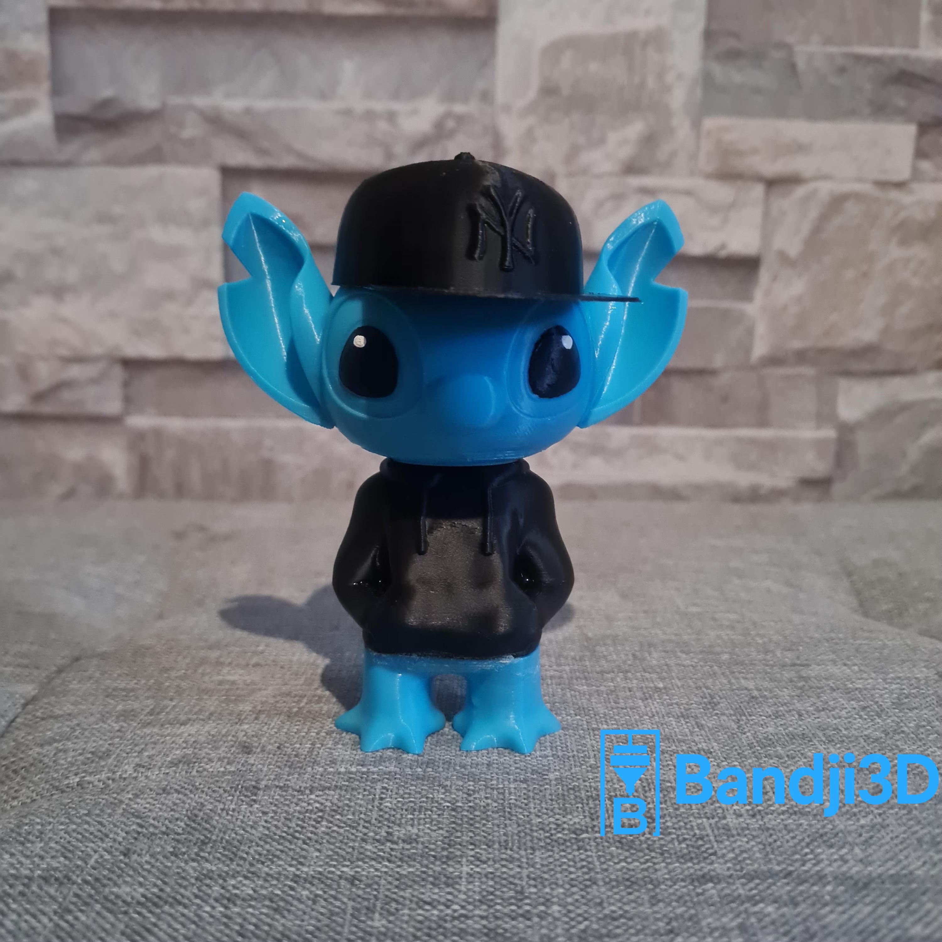 Figurine inspirée de l’univers Stitch Streetwear – Hoodie + Casquette – Personnalisable (13 cm / 24 cm) Impression 3D