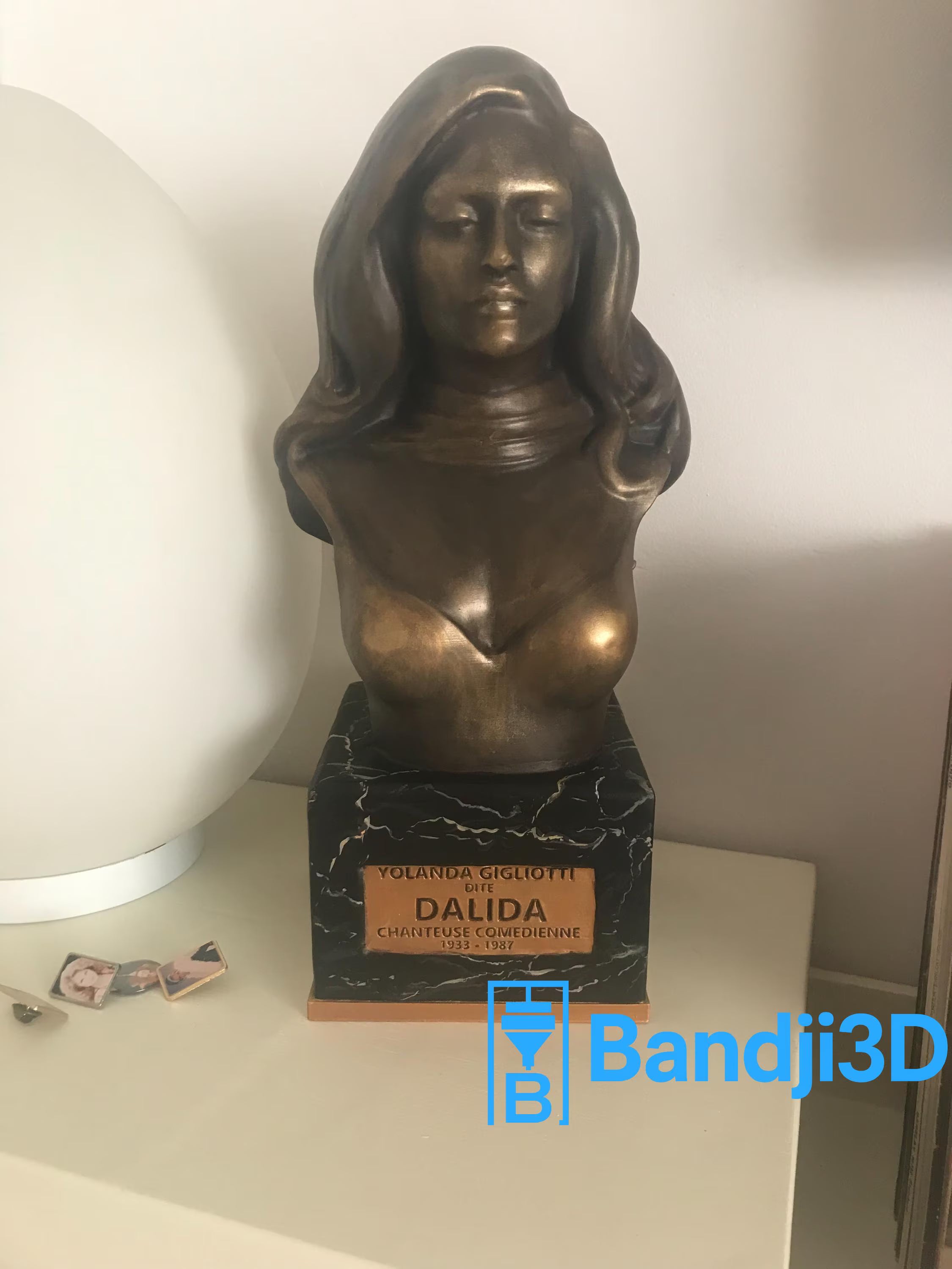 Buste Dalida en impression 3D personnalisable – Statue décorative unique – Sculpture cadeau fan de musique (25 cm / 37 cm)