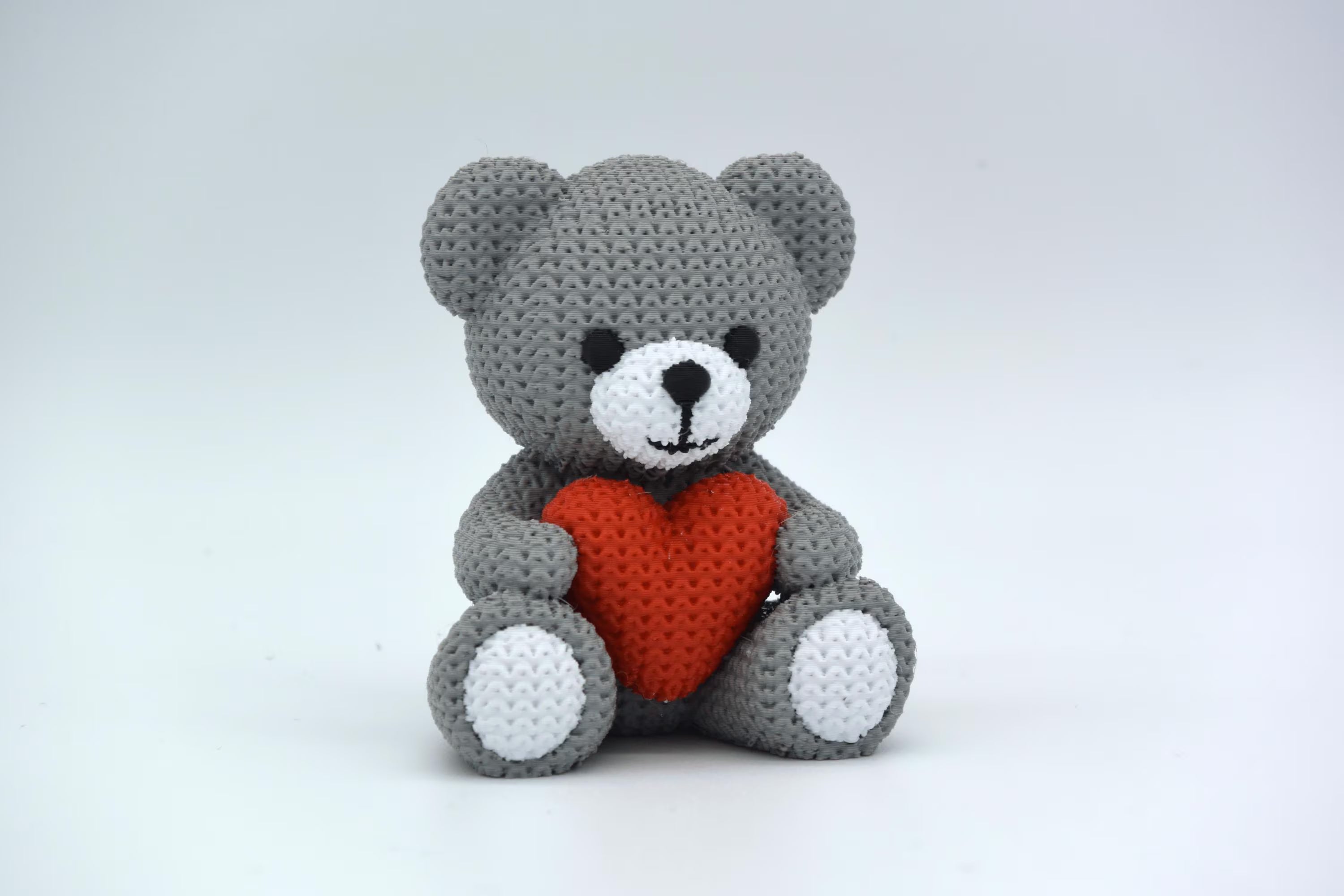 Figurine ourson tricot 3D avec cœur • Sculpture artisanale mignonne • Cadeau romantique • 2 tailles et 14 couleurs
