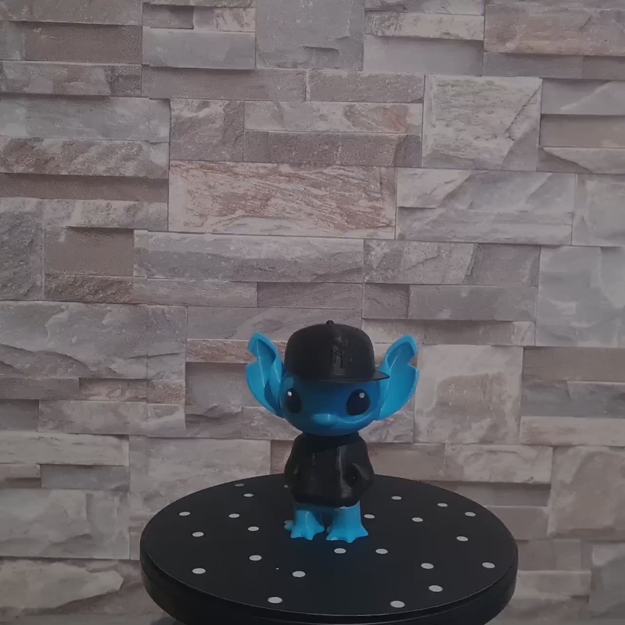 Figurine inspirée de l’univers Stitch Streetwear – Hoodie + Casquette – Personnalisable (13 cm / 24 cm) Impression 3D