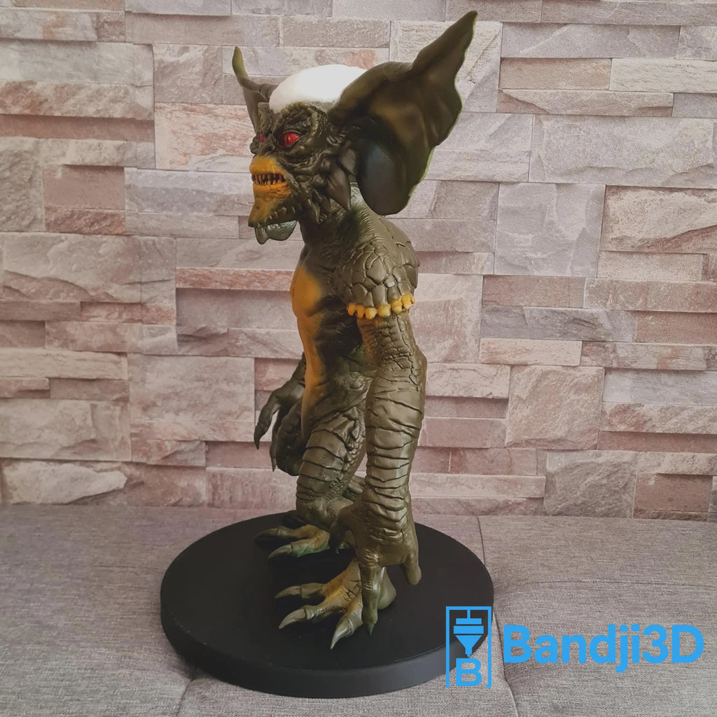 Figurine inspirée de l’univers Gremlins 44 cm – Sculpture cinéma en impression 3D peinte à la main – Déco artisanale unique