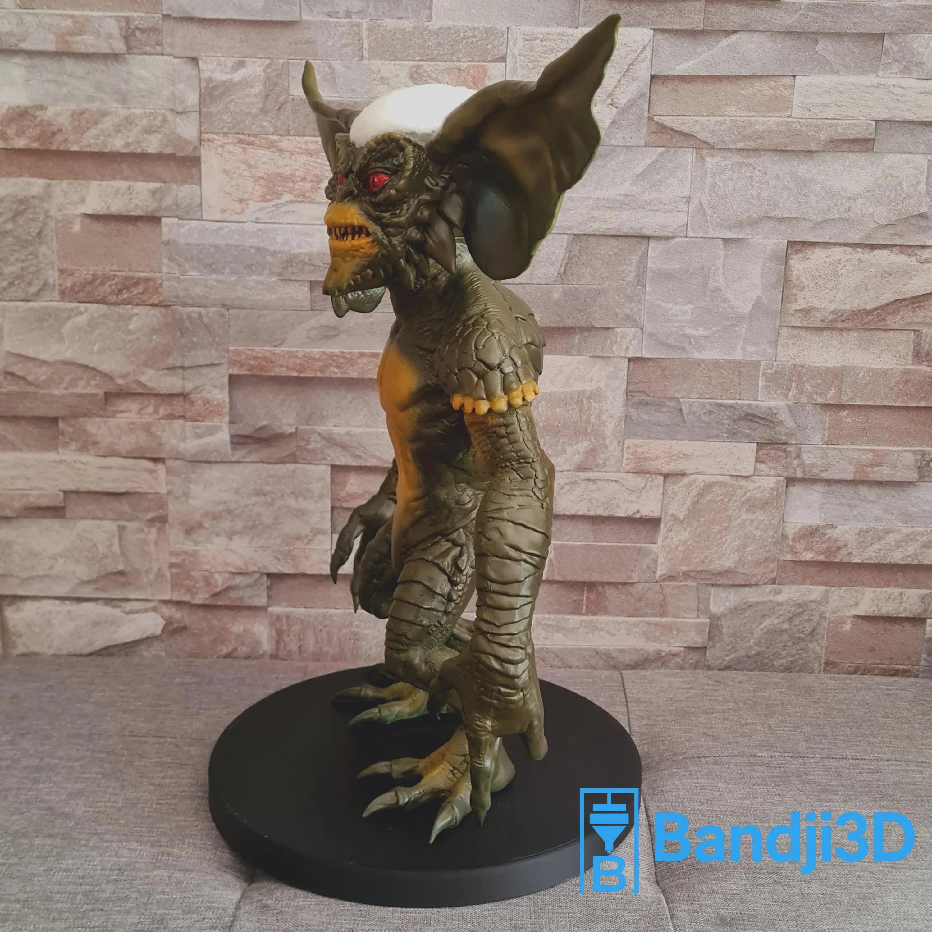 Figurine inspirée de l’univers Gremlins 44 cm – Sculpture cinéma en impression 3D peinte à la main – Déco artisanale unique
