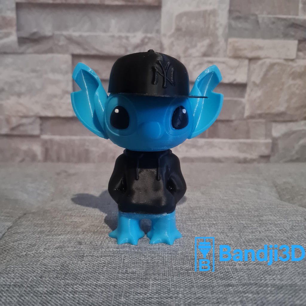 Figurine inspirée de l’univers Stitch Streetwear – Hoodie + Casquette – Personnalisable (13 cm / 24 cm) Impression 3D