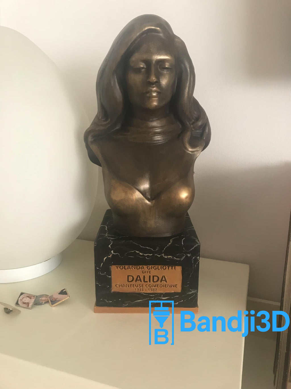 Buste Dalida en impression 3D personnalisable – Statue décorative unique – Sculpture cadeau fan de musique (25 cm / 37 cm)