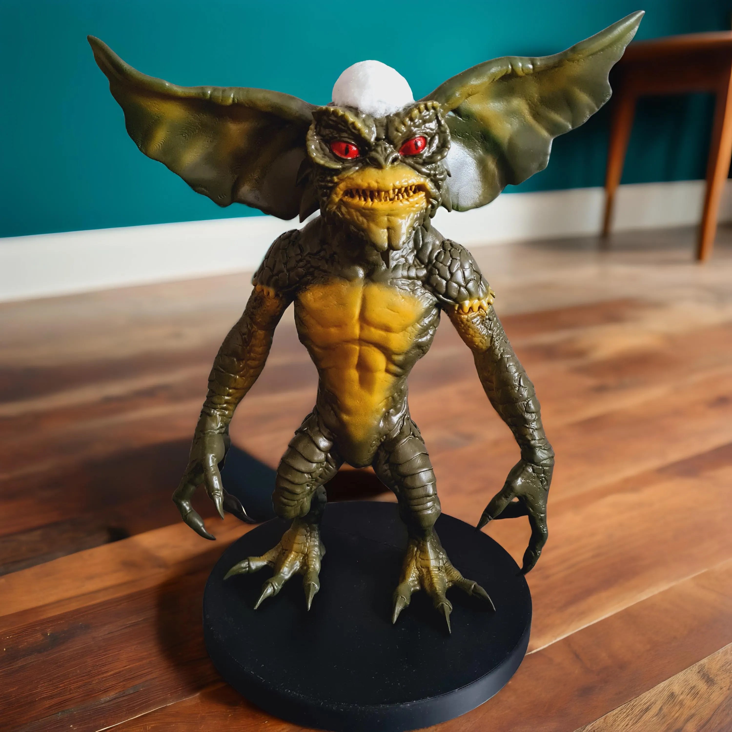 Figurine inspirée de l’univers Gremlins 44 cm – Sculpture cinéma en impression 3D peinte à la main – Déco artisanale unique