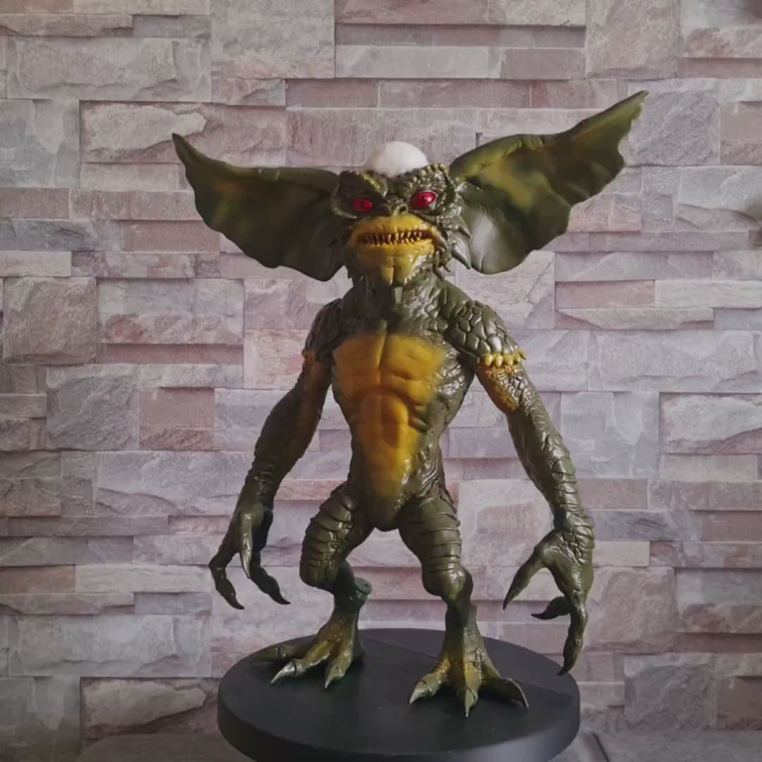 Figurine inspirée de l’univers Gremlins 44 cm – Sculpture cinéma en impression 3D peinte à la main – Déco artisanale unique